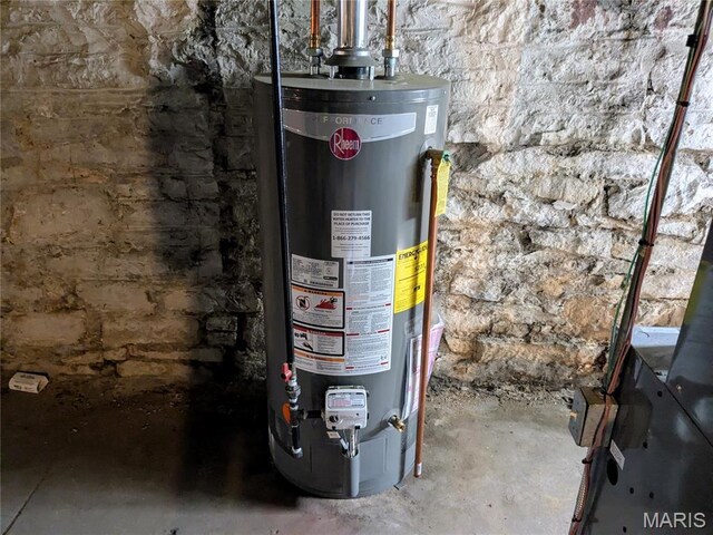 3744 Michigan Ave, Saint Louis, MO 63118 - utilities with water heater