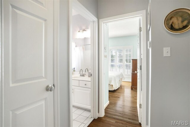 1168 Oak Knoll Manor Ct, Saint Louis, MO 63119 - hallway featuring wood finished floors