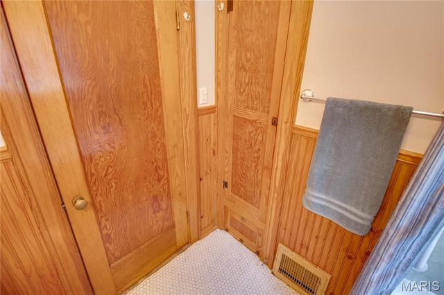 301 E 7th St, Alton, IL 62002 - detailed view of wainscoting and wooden walls
