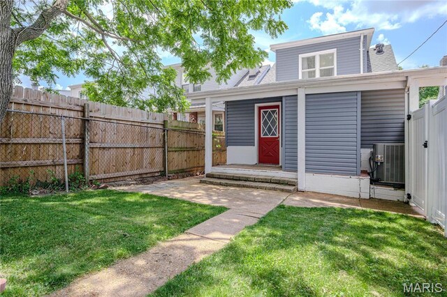6557 Marmaduke Ave, Saint Louis, MO 63139 - view of front of property featuring a fenced backyard and roof with shingles