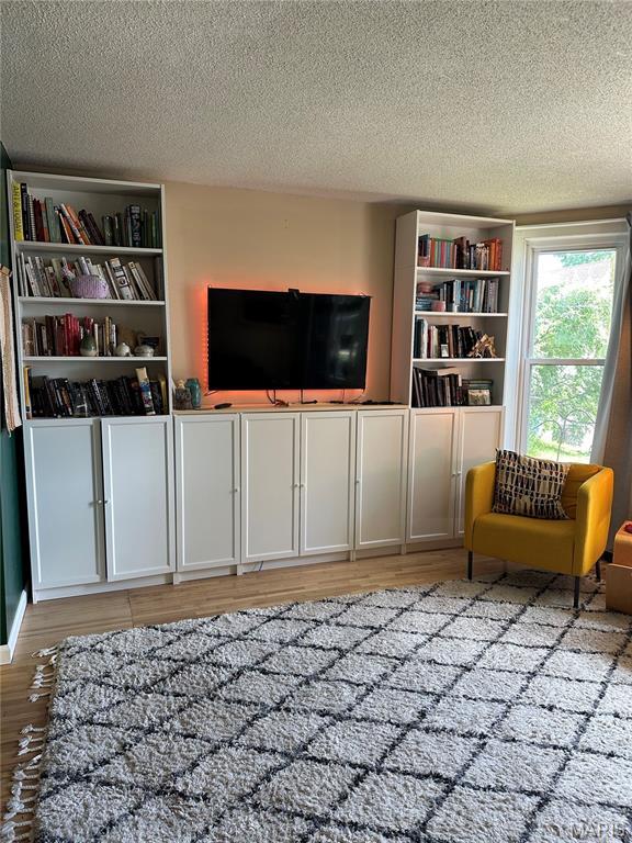 325 N Prairie St, Greenville, IL 62246 - sitting room with wood finished floors and a textured ceiling