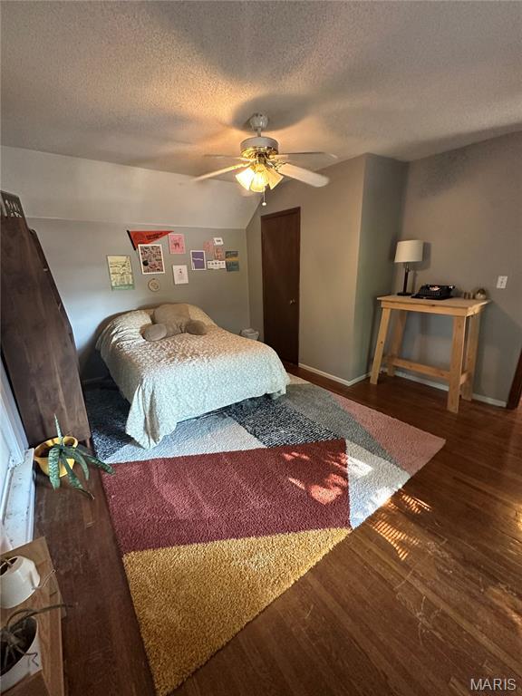 325 N Prairie St, Greenville, IL 62246 - bedroom featuring wood finished floors, a textured ceiling, and a ceiling fan