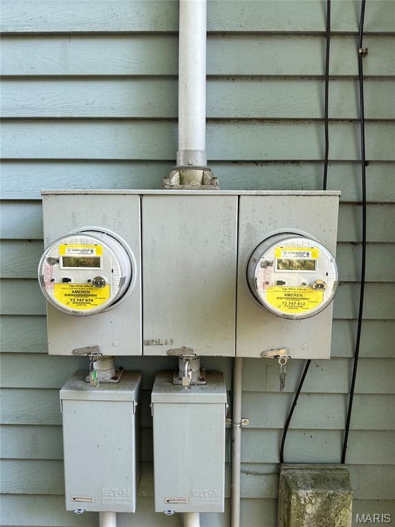 325 N Prairie St, Greenville, IL 62246 - exterior view of electric meter