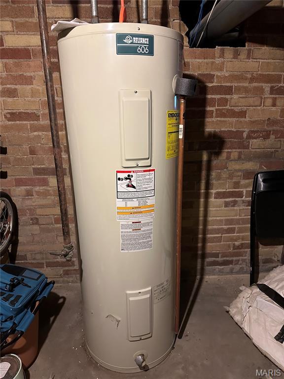 325 N Prairie St, Greenville, IL 62246 - utility room featuring water heater