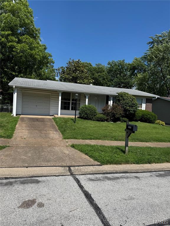 11646 Esperanza Dr, Florissant, MO 63033 - ranch-style house with a garage, a front yard, and driveway