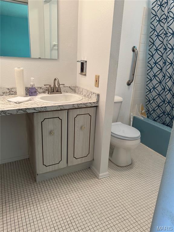 11646 Esperanza Dr, Florissant, MO 63033 - bathroom featuring vanity and bathtub / shower combination