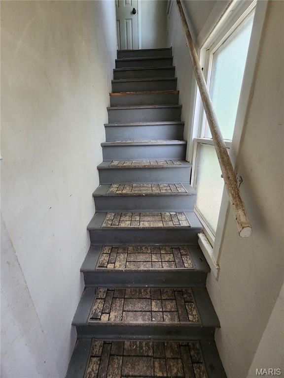 3309 Calvert Ave, Breckenridge Hills, MO 63114 - staircase with a towering ceiling