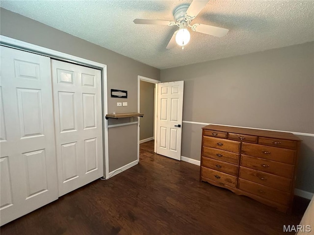 812 Sommerset Dr, Troy, MO 63379 - unfurnished bedroom featuring dark wood finished floors, a textured ceiling, a closet, and a ceiling fan