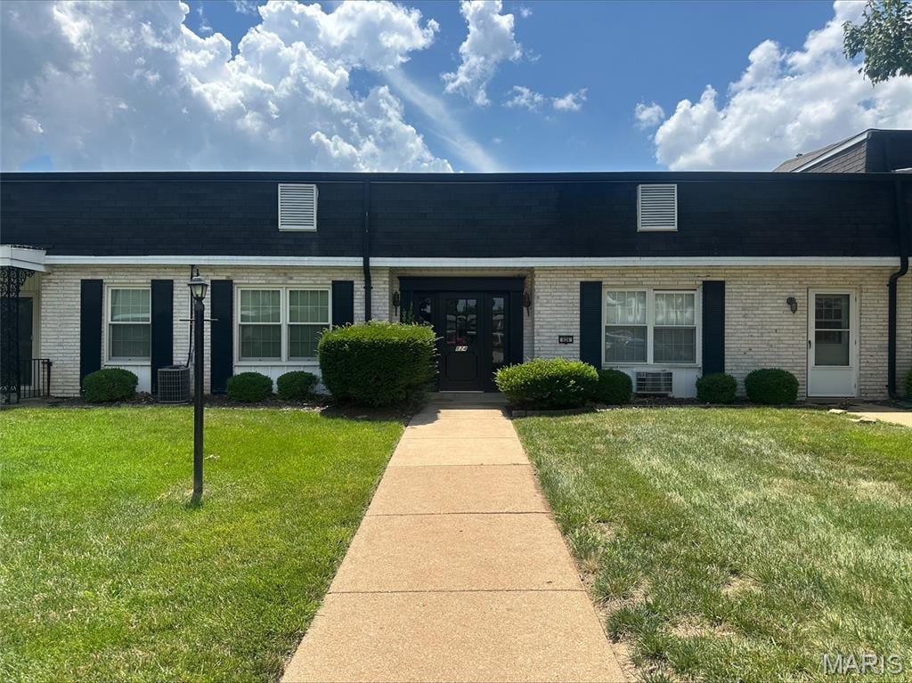 824 Dumont Pl Unit C, Saint Louis, MO 63125 - view of front of house featuring brick siding and a front lawn