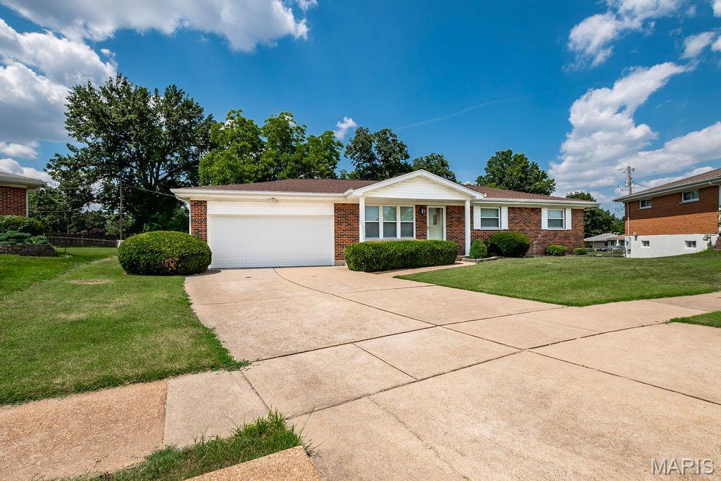 4661 Skyridge Ct, Saint Louis, MO 63128 - ranch-style home with brick siding, a garage, driveway, and a front yard
