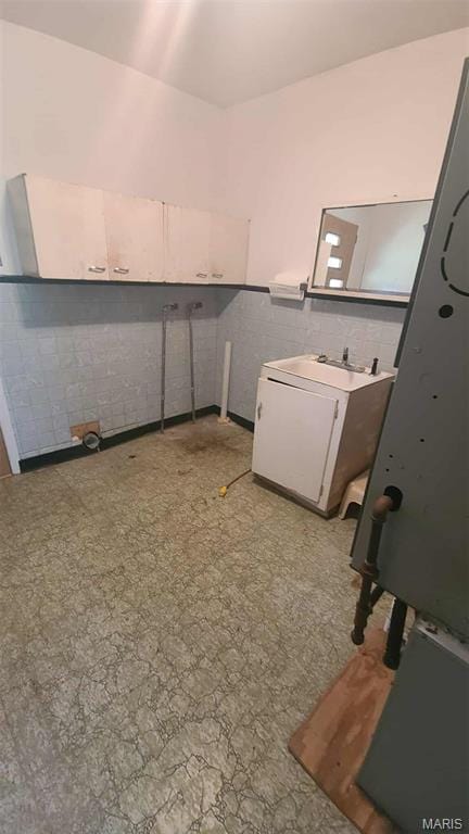 48 E N Ave, Ellsinore, MO 63937 - laundry room with wainscoting, washer / dryer, and light flooring