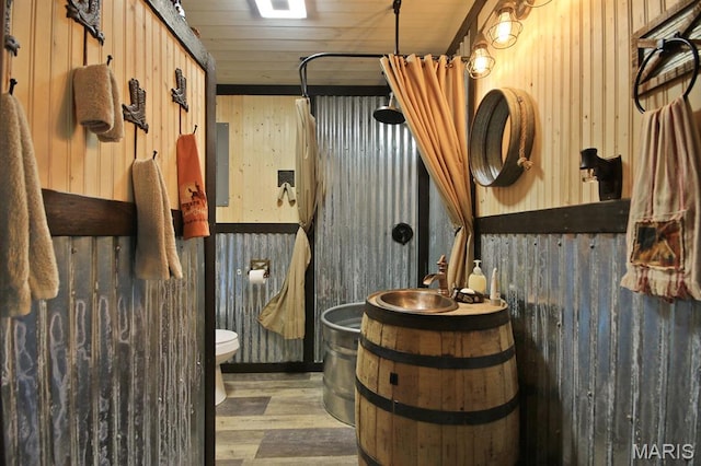 31337 Hudson Rd, Lebanon, MO 65536 - horse barn featuring a sink