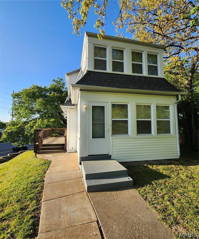 2020 S Brentwood Blvd, Saint Louis, MO 63144 - bungalow-style house with a deck, a front yard, and roof with shingles