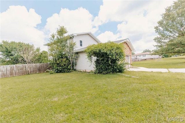 20055 Simmons Rd, Waynesville, MO 65583 - view of yard featuring a garage and driveway