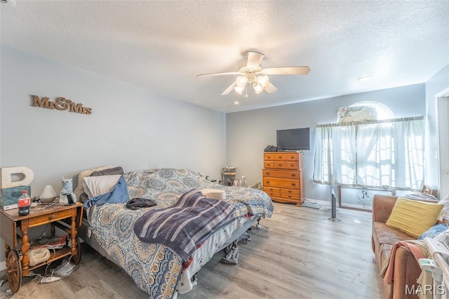 2635 Linda Ln, Poplar Bluff, MO 63901 - bedroom with a textured ceiling, light wood-style floors, and ceiling fan