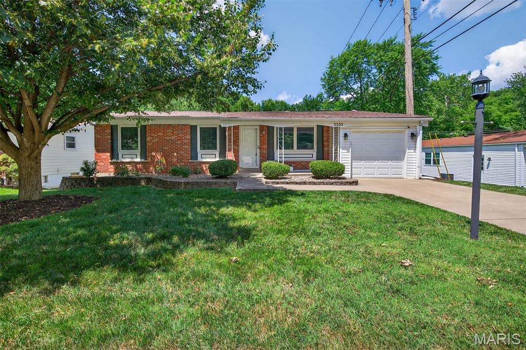 2255 Murray Forest Dr, Maryland Heights, MO 63043 - photo 1