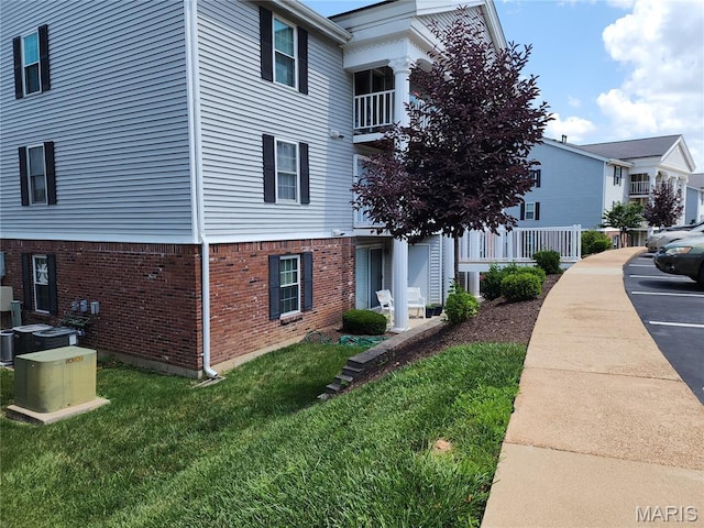 1239 Creve Coeur Crossing Ln Unit C, Chesterfield, MO 63017 - view of home's exterior featuring brick siding and a yard