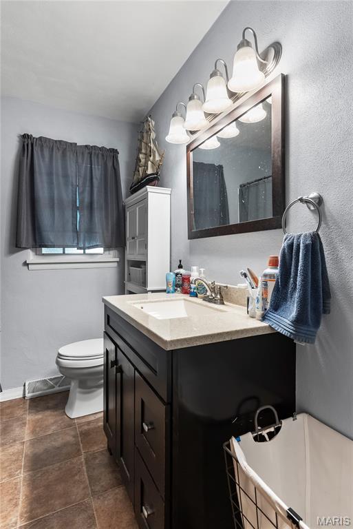 432 N 9th St, Mascoutah, IL 62258 - full bathroom with vanity and curtained shower