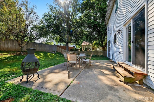 219 Royalltrail Ln, Saint Charles, MO 63368 - fenced backyard featuring outdoor dining area and a patio