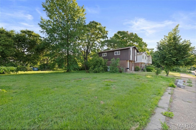 2239 University St, Saint Louis, MO 63107 - view of grassy yard
