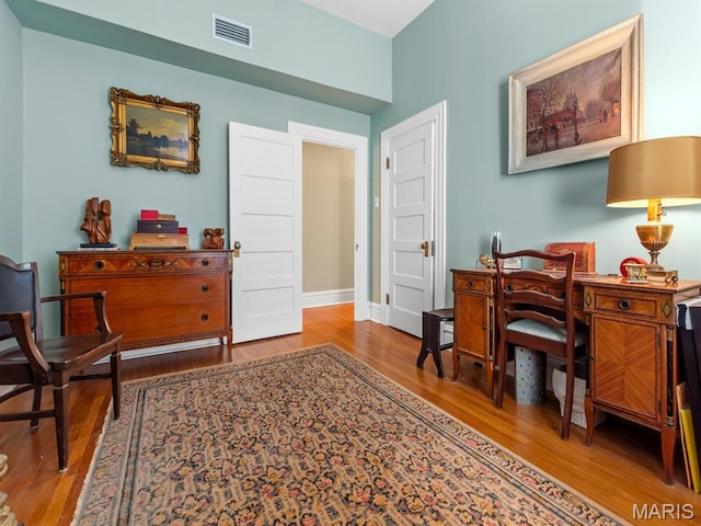 10 N Kingshighway Blvd Unit 4C, Saint Louis, MO 63108 - living area featuring wood finished floors and baseboards