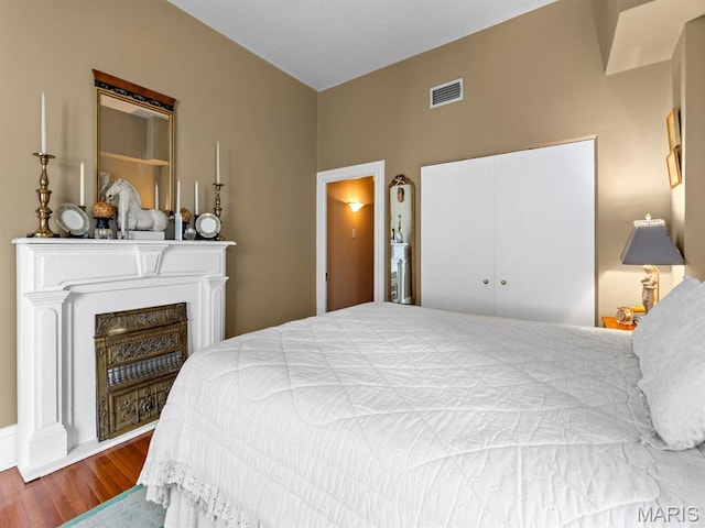 10 N Kingshighway Blvd Unit 4C, Saint Louis, MO 63108 - bedroom with wood finished floors and a closet