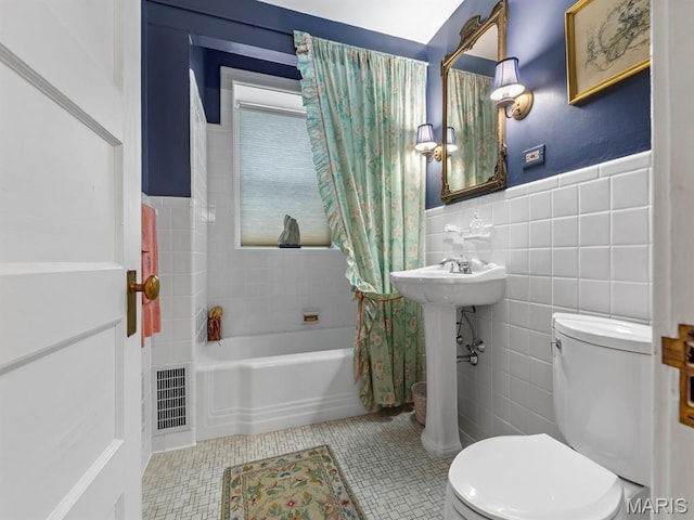 10 N Kingshighway Blvd Unit 4C, Saint Louis, MO 63108 - full bathroom featuring tile walls, tile patterned flooring, shower / tub combo with curtain, and a wainscoted wall