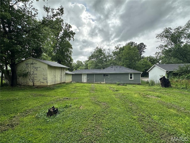 1506 S Gertrude St, Salem, MO 65560 - rear view of property with a lawn and a storage shed
