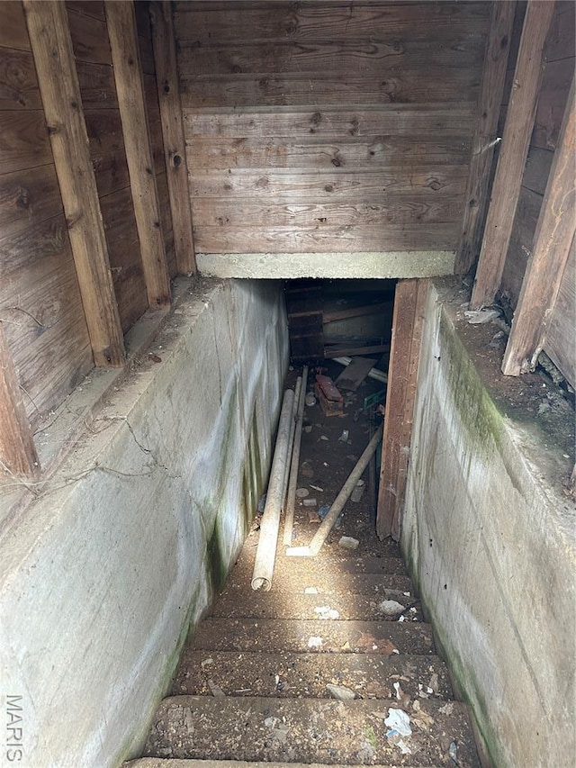 1506 S Gertrude St, Salem, MO 65560 - view of staircase