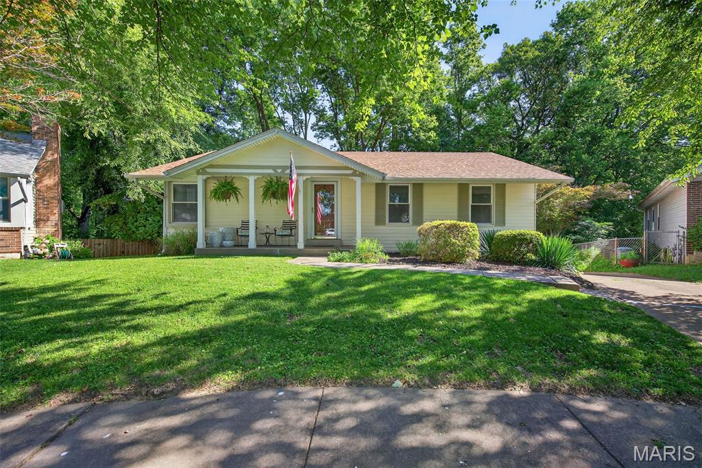 2470 Country Run Ct, Maryland Heights, MO 63043 - view of front facade featuring covered porch