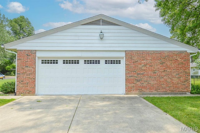 318 W Oak St, Mascoutah, IL 62258 - garage with driveway