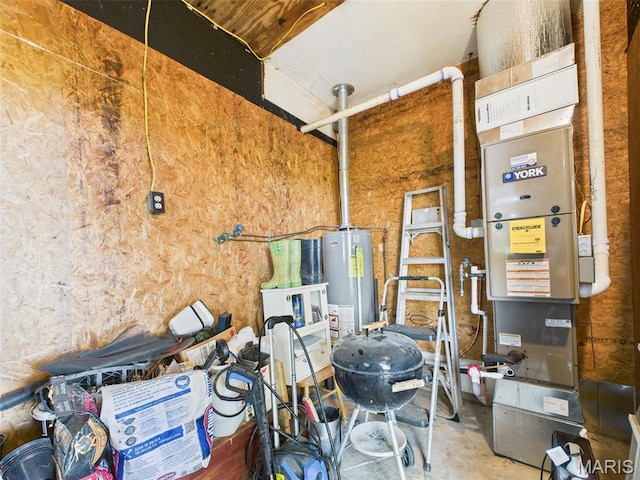 7603 Blue Moon Rd, Bucyrus, MO 65444 - garage featuring gas water heater