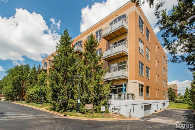 630 Emerson Rd Unit 203, Creve Coeur, MO 63141