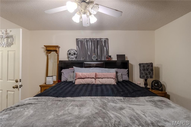 106 Red Bud Cir, Saint Robert, MO 65584 - bedroom featuring ceiling fan and a textured ceiling