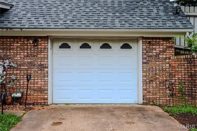 106 Red Bud Cir, Saint Robert, MO 65584 - garage with concrete driveway