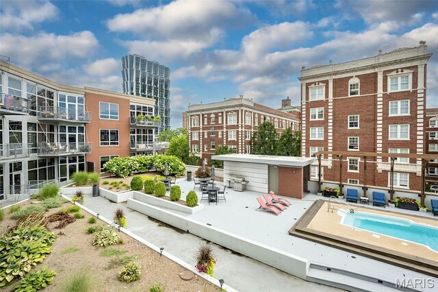 9 N Euclid Ave Unit 509, Saint Louis, MO 63108 - surrounding community with a pool