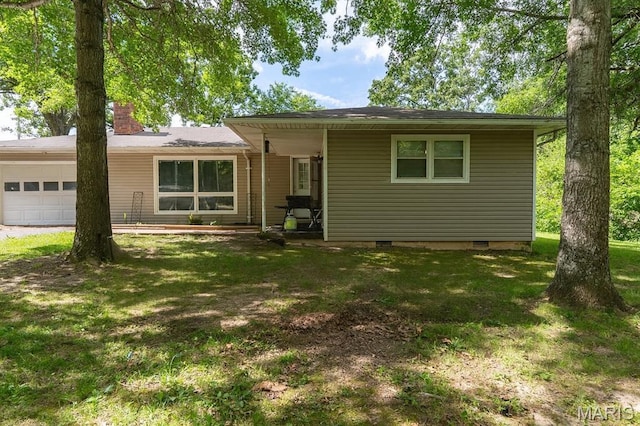19954 Ironwood Ln, Lebanon, MO 65536 - view of front facade featuring crawl space, an attached garage, a front lawn, and a chimney