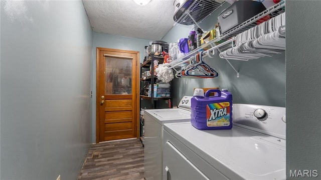 19954 Ironwood Ln, Lebanon, MO 65536 - laundry area featuring washing machine and clothes dryer, dark wood-style floors, and a textured ceiling