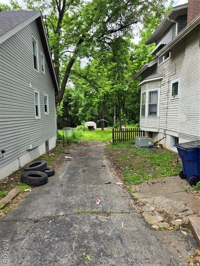 8108 Saint Charles Rock Rd, Saint Louis, MO 63114 - view of yard with driveway