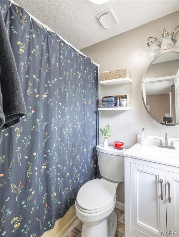 15550 US Highway 63, Rolla, MO 65401 - full bath with vanity, a shower with shower curtain, and a textured ceiling