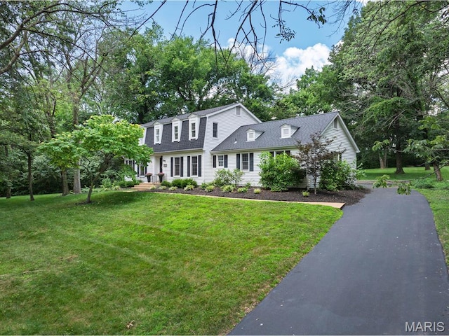 1855 Grassy Ridge Rd, Kirkwood, MO 63122 - dutch colonial with a front lawn and roof with shingles