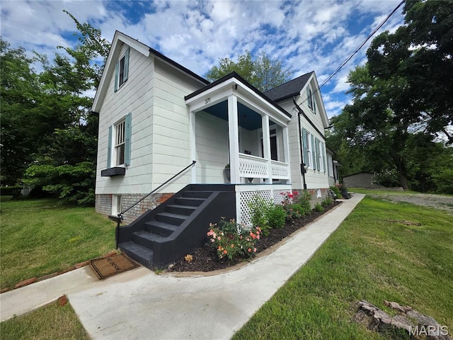 371 Jefferson St, Saint Genevieve, MO 63670 - view of front of house with covered porch and a front yard