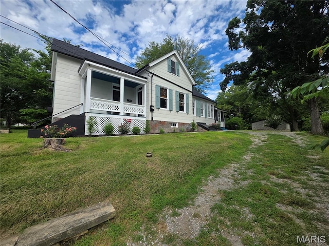371 Jefferson St, Saint Genevieve, MO 63670 - view of front of home featuring a porch and a front lawn