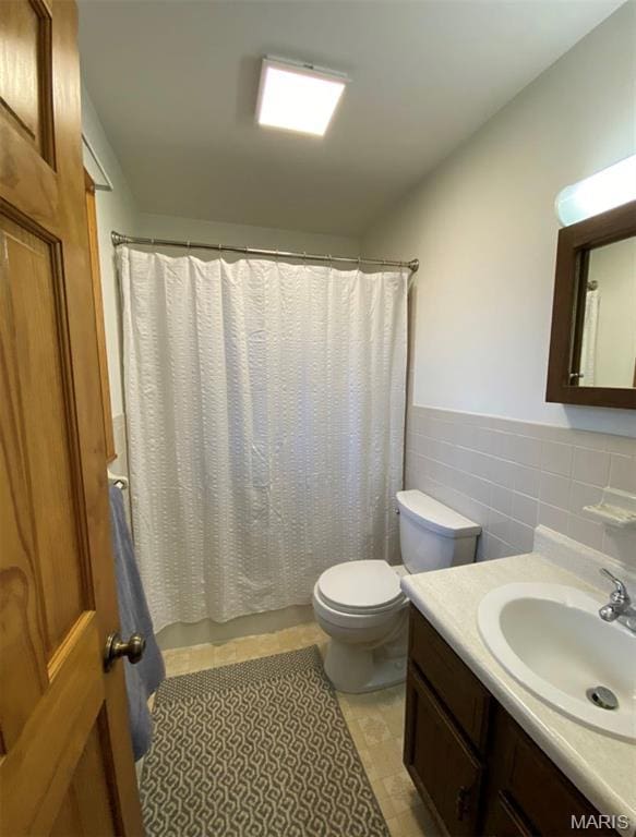 1322 Highland Dr, Rolla, MO 65401 - full bath with vanity, tile walls, and wainscoting