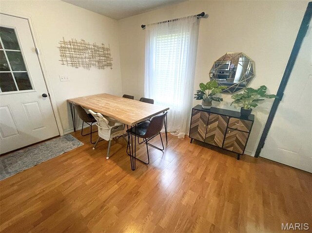712 W Oak St, Dexter, MO 63841 - dining space featuring light wood-style flooring