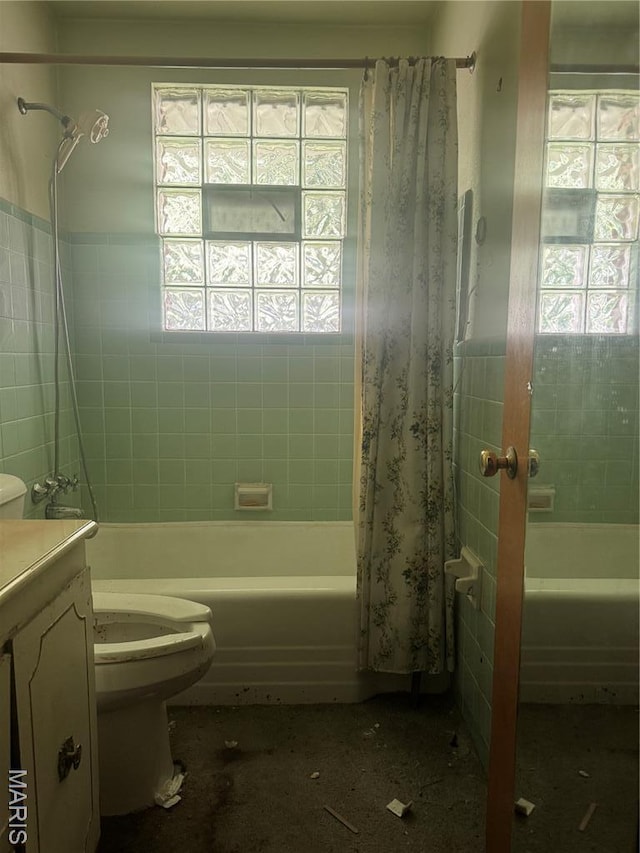 3148 Davis Ave, Granite City, IL 62040 - bathroom featuring healthy amount of natural light, vanity, and shower / bathtub combination with curtain