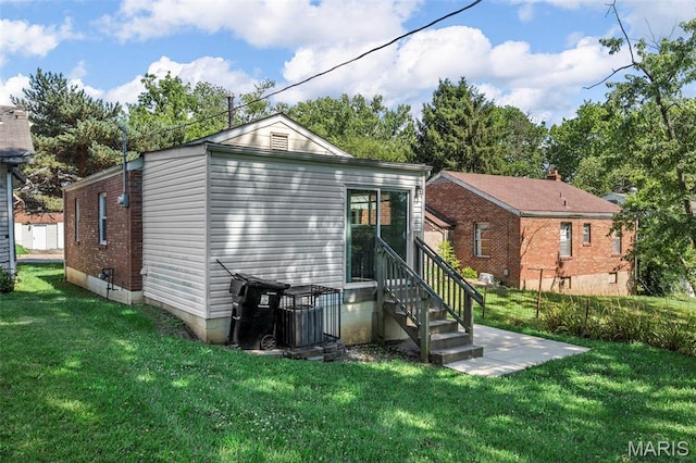 1237 Fairview Ave, University City, MO 63130 - back of house featuring a yard