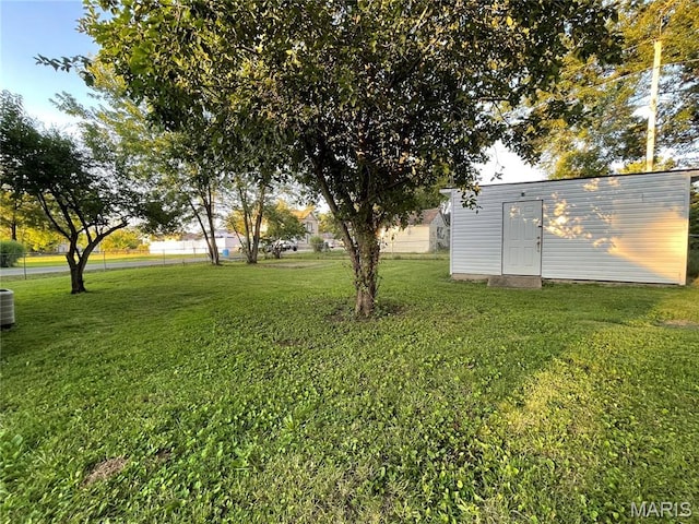 211 N Davis St, Cuba, MO 65453 - view of grassy yard with a storage shed
