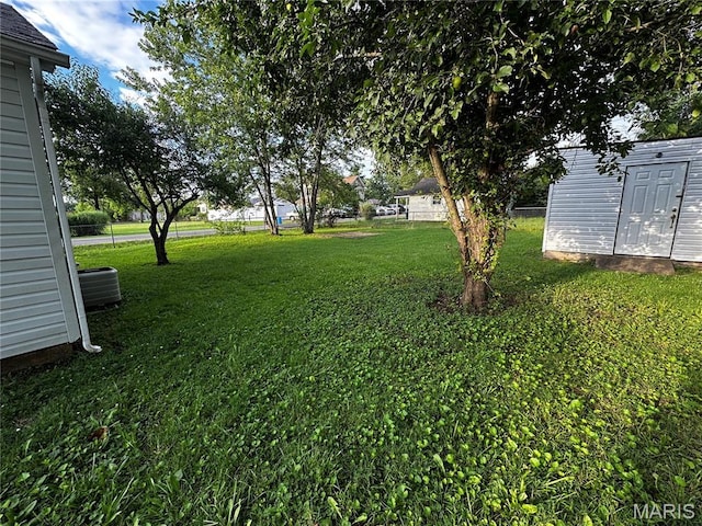 211 N Davis St, Cuba, MO 65453 - view of grassy yard with a shed