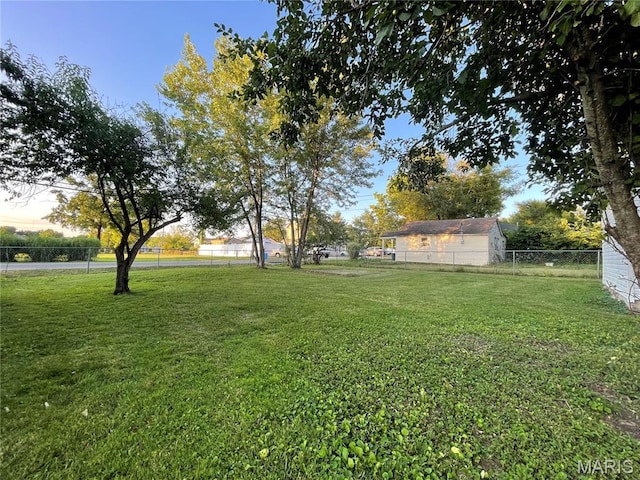 211 N Davis St, Cuba, MO 65453 - view of yard